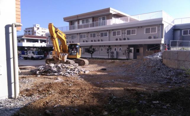 16 東面外構工事 既存物撤去状況 沖縄の総合建設業 株式会社 太名嘉組